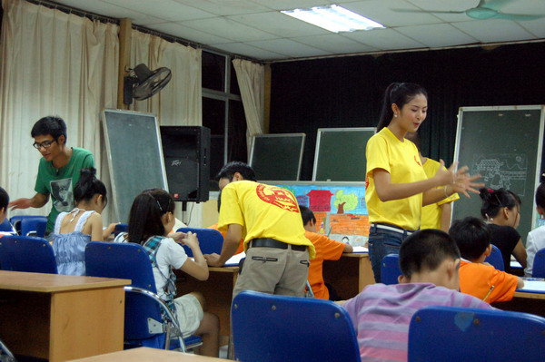 Họa sĩ Phạm Sơn cùng Hoa Hậu Ngọc Hân đứng lớp dạy vẽ cho trẻ mồ côi quận Hoàn Kiếm, Hà Nội